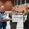 Solche Schecks hat man gern: Thomas Scheibel (links) und Christiane Maier (rechts) übergeben die letzte Spenden-Tranche symbolisch an ...