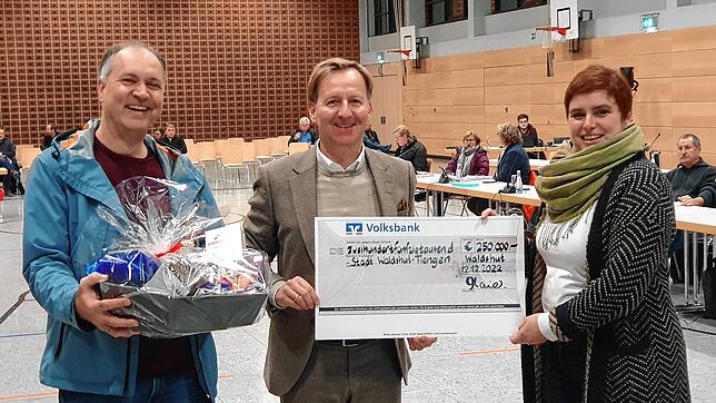 Solche Schecks hat man gern: Thomas Scheibel (links) und Christiane Maier (rechts) übergeben die letzte Spenden-Tranche symbolisch an ...