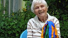 Monika Neuhaus (78) hält Senioren mit Sitztanz fit.