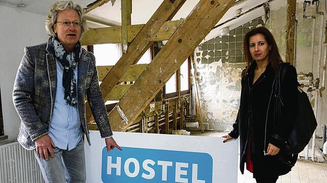 Lars Ellenberger als Investor und Sonia Klumpp als Leiterin des künftigen Art & Style Hostels haben mit der ehemaligen Jugendherberge ...