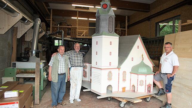 Das imposante Modell der Wallfahrtskirche wartet in der Werkstatt der Zimmerei Mutter auf seinen Einsatz beim Festzug (von links): Karl ...