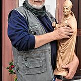 Peter Pfaff kümmert sich um die Holzfiguren im Kelnhofmuseum.