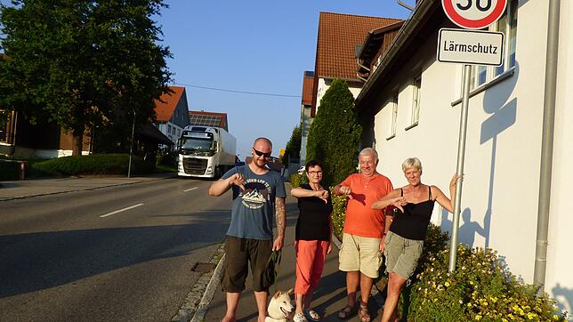 Martin Weishaupt (mit Hund Akio) Elisabeth Schietzold, Helmut Haller und Simone Hecht (von links) leben in Ittendorf direkt an der ...