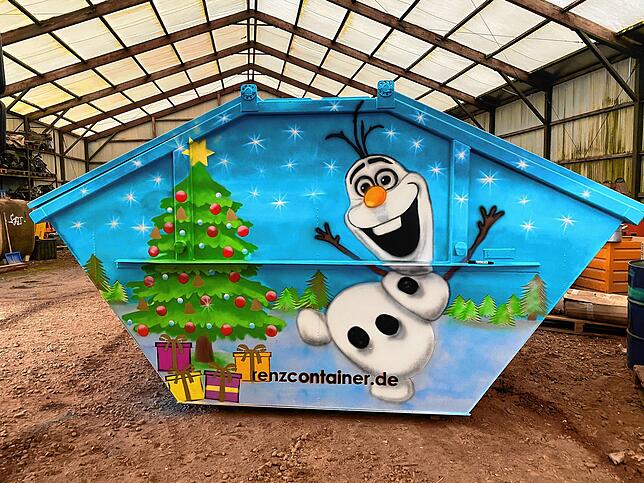 Schneemann Olaf aus der Eiskönigin macht aus dem tristen Container in Schwenningen ein ansprechendes Kunstwerk.