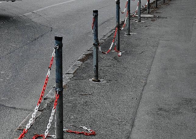 Die Geländer an der Zufahrt zur B&nbsp;31 wurden so oft von Lastwagen umgefahren, dass nur noch Ketten angebracht werden &ndash; die ...