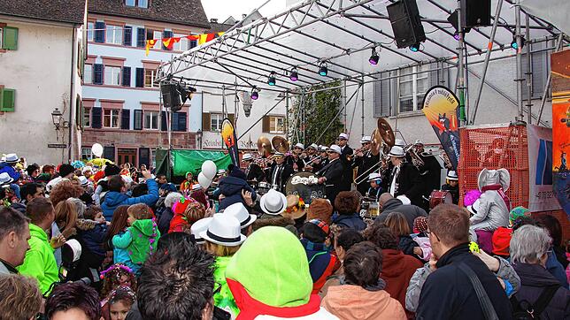 Guggen und Kleinformationen werden in Schweizer Rheinfelden auftreten. Ob es ein großes Gedränge gibt wie auf diesem Bild aus ...