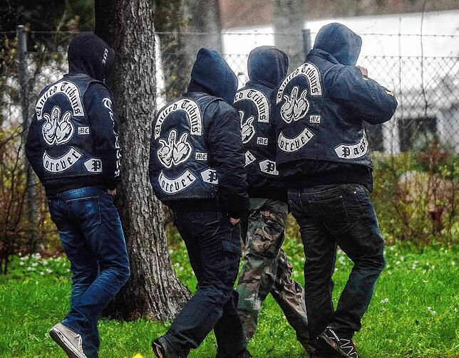 Gäste einer Trauerfeier für ein erschossenes Mitglied der Rockervereinigung &bdquo;United Tribuns&ldquo; gehen in Heidenheim auf den ...