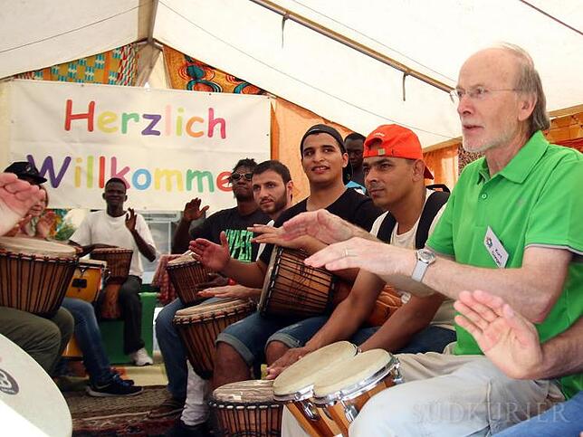 Immer viel geboten war auch im Zelt des Arbeitskreises Asyl, in dem Flüchtlinge die Besucher zum Spielen und Trommeln einluden.