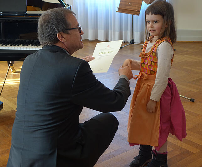OB Klaus Eberhardt überreichte die Urkunden an die regionalen Preisträger von Jugend musiziert, auch an die jüngste, die sechsjährige ...