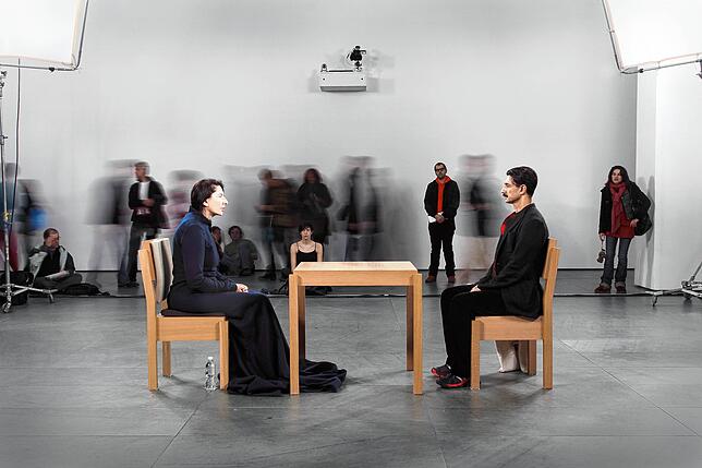 Marina Abramovic (links) bei der Performance &bdquo;The Artist Is Present&ldquo; im März 2010 im Museum Of Modern Art New York.