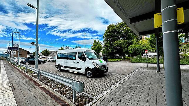 Teile der S-Bahnen durch den schweizerischen Klettgau zwischen Wilchingen-Hallau und Erzingen werden neuerdings durch Kleinbusse ...