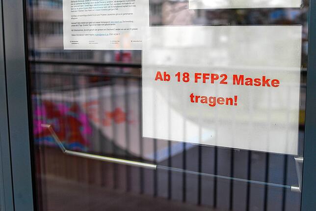 Hinweisschilder am Eingang des Jugend- und Kulturzentrums Molke.