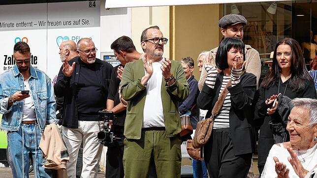 Thomas Wartner, Vorsitzender des W+F Waldshut, klatscht während der Modenschau mit den Besuchern mit.