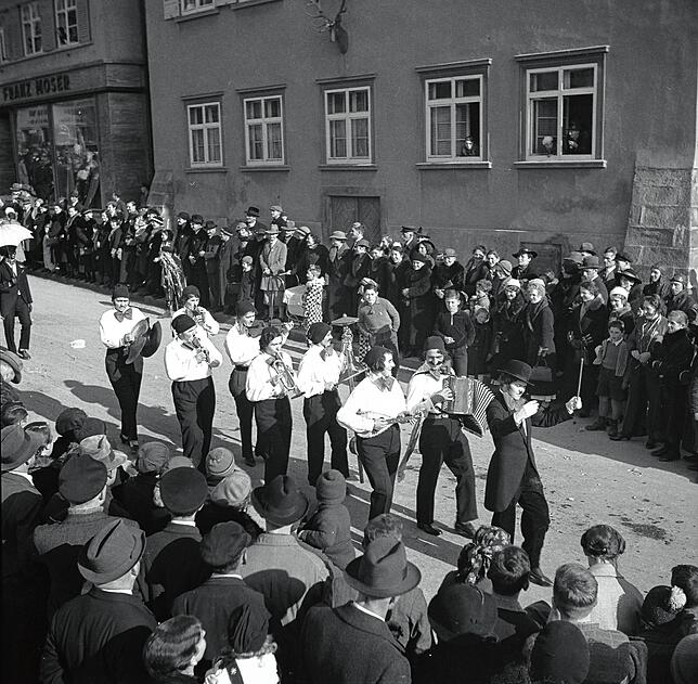 Zahlreiche Zuschauer säumen die Straße.