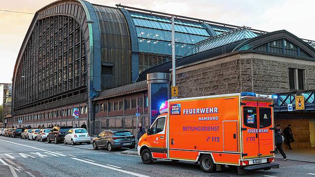 Ein Rettungswagen steht vor dem Hauptbahnhof. Am Hamburger Hauptbahnhof ist mindestens ein Mensch wegen einer möglichen schweren ...