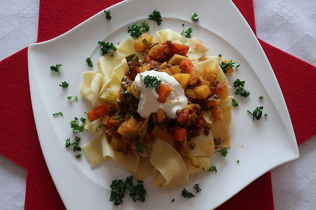 Linsenragout mit Kürbis und Pastinake auf Bandnudeln