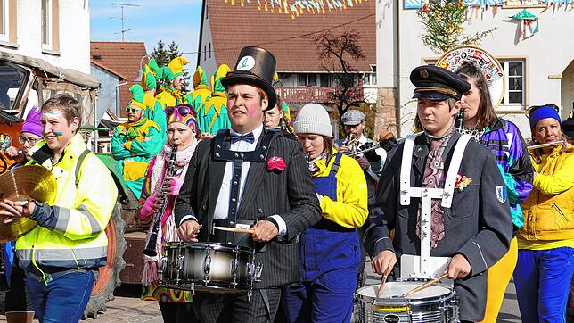 Mit Musik: Zum Trauerzug am Fasnet-Zieschdig in Ewattingen hat sich eine stattliche Zahl von Fasnetfreunden eingefunden.