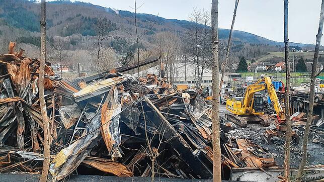 Blick auf das abgebrannte Gebäude der Firma Tschamber im Wehra-Areal von der Industriestraße aus: Die Firma wurde von dem Großbrand ...