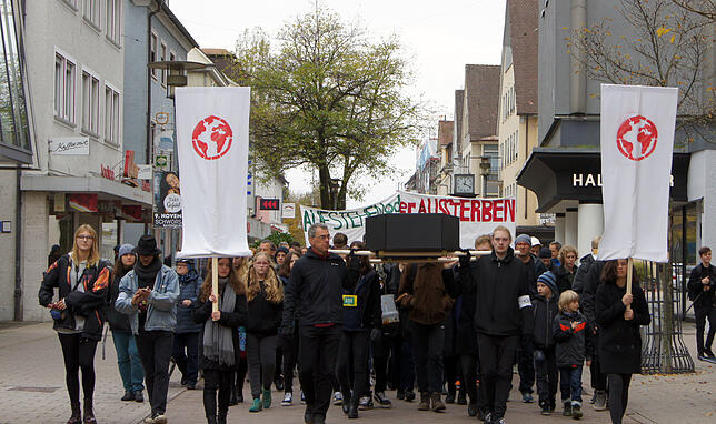 Rund 100 Menschen haben sich am Freitag dem Trauermarsch von &bdquo;Fridays for Future Bodensee&ldquo; und &bdquo;Extinction Rebellion ...