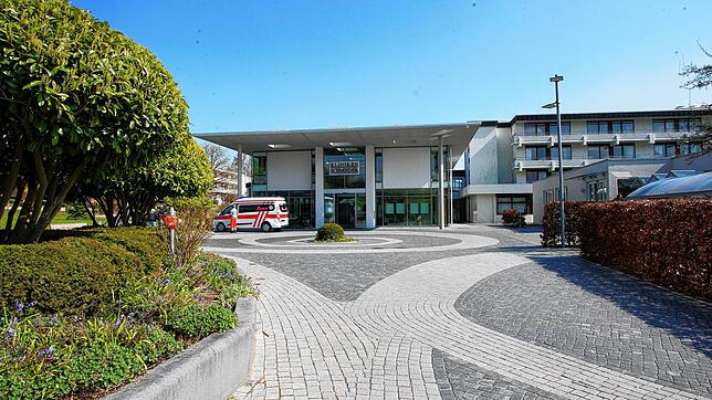 Der Eingangsbereich der Kliniken Schmieder in Allensbach am Bodensee. Bild: Aurelia Scherrer