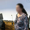Monika Beisler (links) und ihre Tochter Maria gehen durch den Saal des Landgerichts Freiburg. Bild: dpa