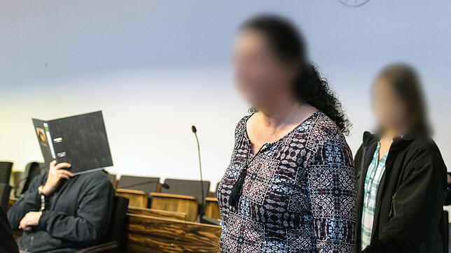 Monika Beisler (links) und ihre Tochter Maria gehen durch den Saal des Landgerichts Freiburg. Bild: dpa