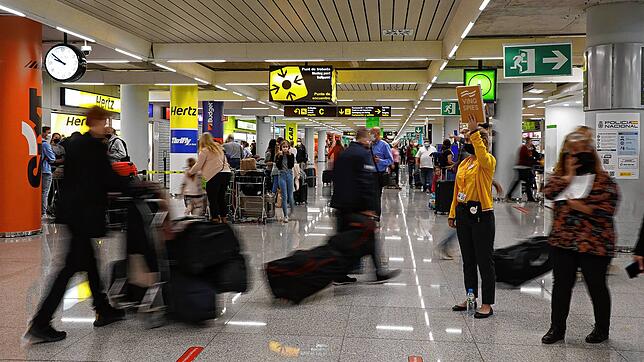 Fluggäste am Flughafen von Palma de Mallorca. Mallorca erwartet zu Ostern zum ersten Mal seit Ausbruch der Corona-Pandemie vor gut zwei ...