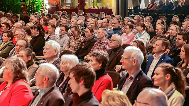Was der Bürgermeister wohl zu sagen hat? Rund 500 Besucher nehmen am ersten Präsenz-Neujahrsempfang seit drei Jahren teil. Das Interesse ...