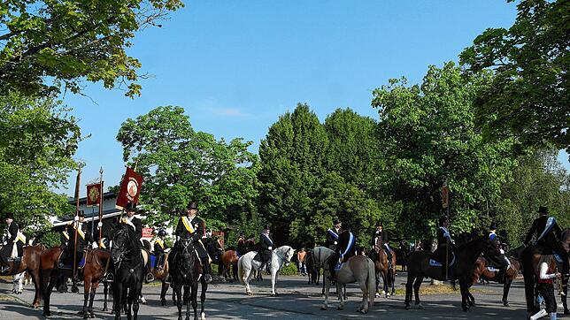 Bild : Bilder von der Reiterprozession zum Jubiläumsfest der Blutreitergruppe Oberteuringen