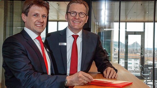 Jens Heinert (rechts, auf dem Bild zusammen mit dem Vorstandsvorsitzenden der Sparkasse Hegau-Bodensee, Alexander Endlich) blickt ...
