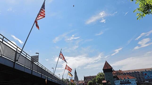 Flaggen auf der Alten Rheinbrücke n in Konstanz. Welche das sind, variiert zumindest teilweise. Hier zu erkennen von links nach rechts ...