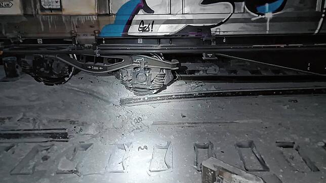 Stark beschädigte Schienen und Schwellen nach der Entgleisung eines Güterzuges im Schweizer Gotthard-Basistunnel. Die Strecke bleibt ...