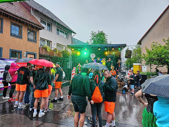 Mitten im Regen: Nach ihrem Auftritt sind die Truubehüeter bis auf die Unterhose nass.