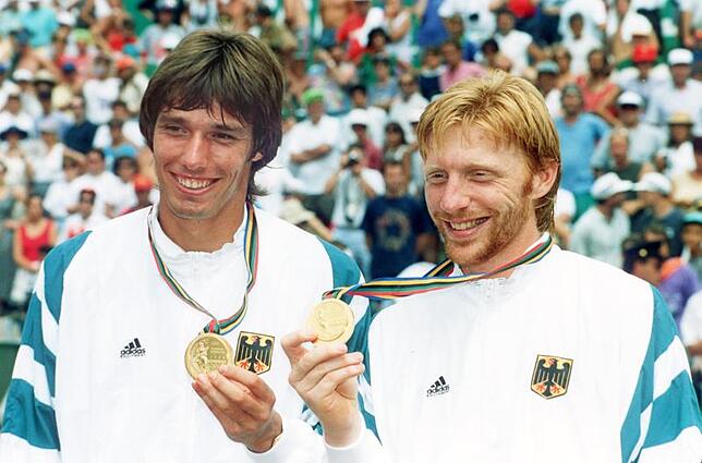Gold im olympischen Doppel von Barcelona 1992: Boris Becker mit Michael Stich (links). Bild: dpa