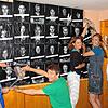 Victoria Graf (v.l.) Ross Henriksen, Veronika Grüger, Eva-Maria Krell und Lola Nübling tapezieren ein altes Haus mit Fotografien ...