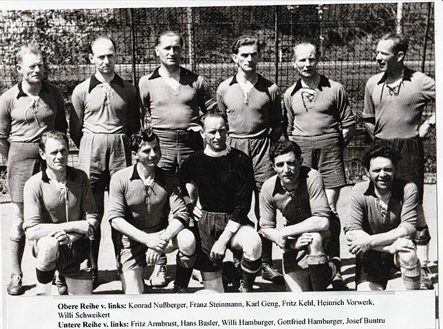 Ein weiteres Archivbild aus den 50er Jahren zeigt die erste Mannschaft des FC Weizen mit Konrad Nußberger (stehend von links), Franz ...