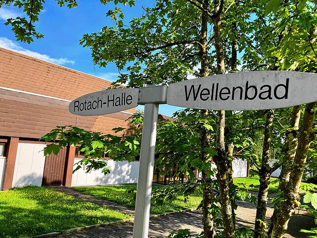 Die alte Rotachhalle bleibt noch einige Jahre stehen. Südlich davon auf dem Wellenbadgelände wird eine neue Rotachhalle gebaut.
