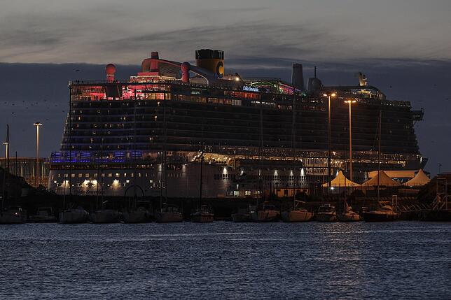 Das Kreuzfahrtschiff &ldquo;Costa Smeralda&bdquo; in einem italienischen Hafen. Ein Passagier hatte Symptome des Corona-Virus gezeigt.