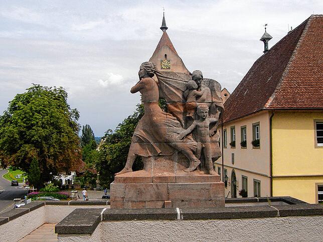 Das Kriegerdenkmal ließ der Nazi-Bürgermeister 1939 in der Sichtachse des Münsters errichten &ndash; eine Kampfansage an die katholische ...