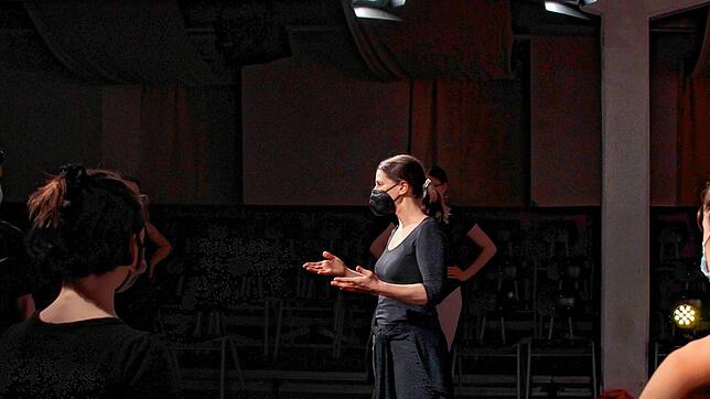 Ines Kulicke, Leiterin der Färbe-Ballettschule, bei den Proben zum Stück Karussell, das am 8. April Premiere feiern soll.