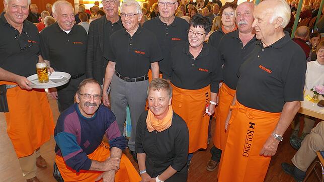 Die Brüder und Schwestern der Kolpingsfamilie Rielasingen haben alle Hände voll zu tun, um die Gäste beim Pater-Kleinwächter-Fest zu ...