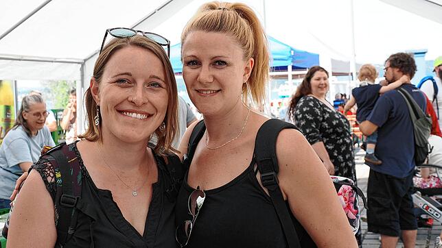 Bild : Die neue Fähre wird im Staader Hafen feierlich auf &bdquo;Richmond&ldquo; getauft. Diese Besucher sind dabei