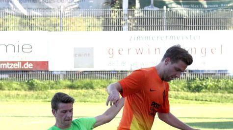 Fußball-Bezirksliganeuling TSV Berg II (Fabian Schnitzer, links) hat gestern Abend den SV Mochenwangen (Fabian Schmid) mit 2:1 ...