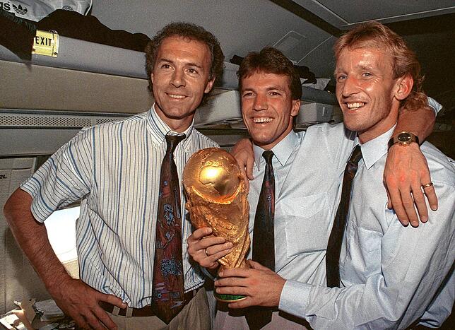 Auch als Trainer geht Franz Beckenbauer in die Fußball-Geschichte ein: Als DFB-Teamchef führt er die deutsche Nationalmannschaft 1986 ...