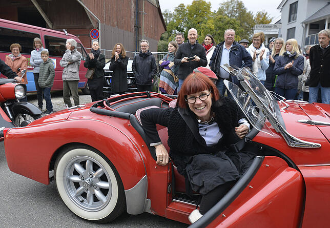 Glückliche Mitorganisatorin: Viktoria Graf steigt aus einem Oldtimer, der zur Eröffnung der Kulturnacht in Böhringen vorfuhr.