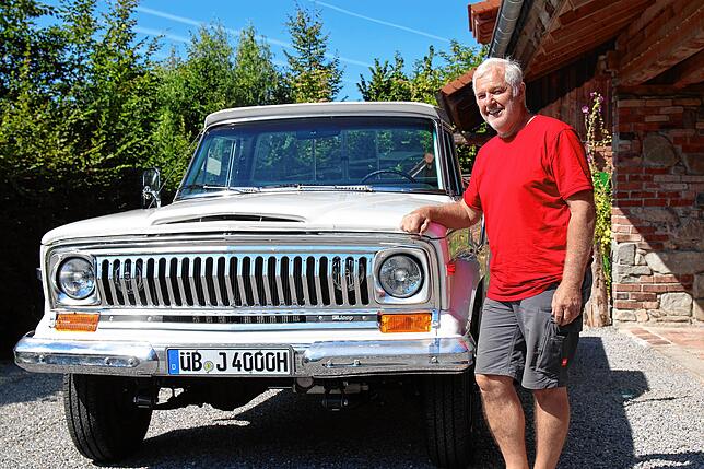 Bei Regen bleibt der Jeep von Klaus Schrodin in der Garage. Ein Nutzfahrzeug ist der Oldtimer längst nicht mehr.