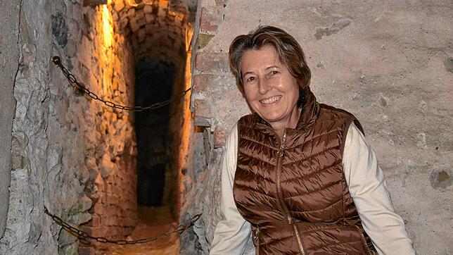 Burgherrin Julia Naeßl-Doms neben der nachträglich in den Felsen getriebenen Querverbindung. Am Ende des ausgeleuchteten Stollens kann ...