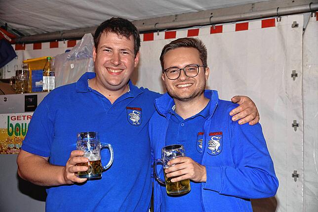 Auch die Mitglieder des Musikvereins Honstetten hatten ihren Spaß während des Festes am Wochenende. Gemeinsam wurde gearbeitet und ...