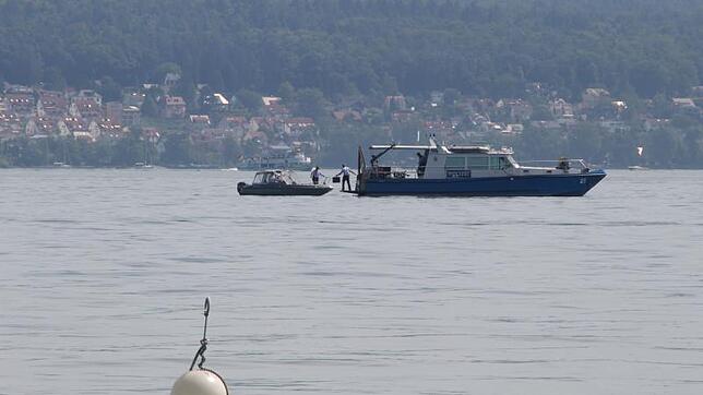 Gehen der Absturzursache auf den Grund: Beamte der Wasserschutzpolizei am Ort des Unfalls.