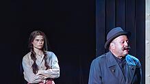 Luise Hipp und Odo Jergitsch in einer Szene aus „Die Tiefe“ in der Werkstatt des Theater Konstanz.